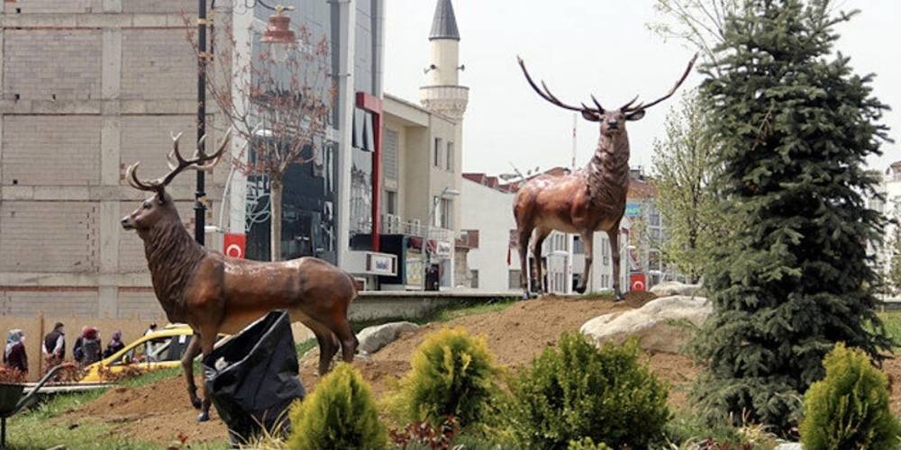 Ayı tepki çekince geyik diktiler: Bolu'da CHP'li belediyeden yeni heykel
