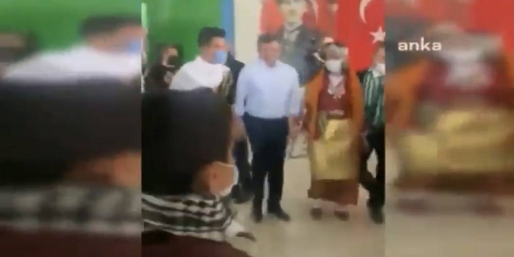 Günlük vaka sayısı 55 binin üzerindeyken Gelecek Partisi Genel Başkanı Ahmet Davutoğlu halaya durdu