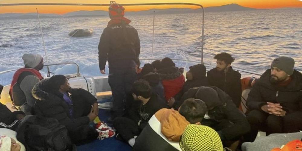 Bodrum açıklarında lastik bottaki 17 düzensiz göçmen yakalandı
