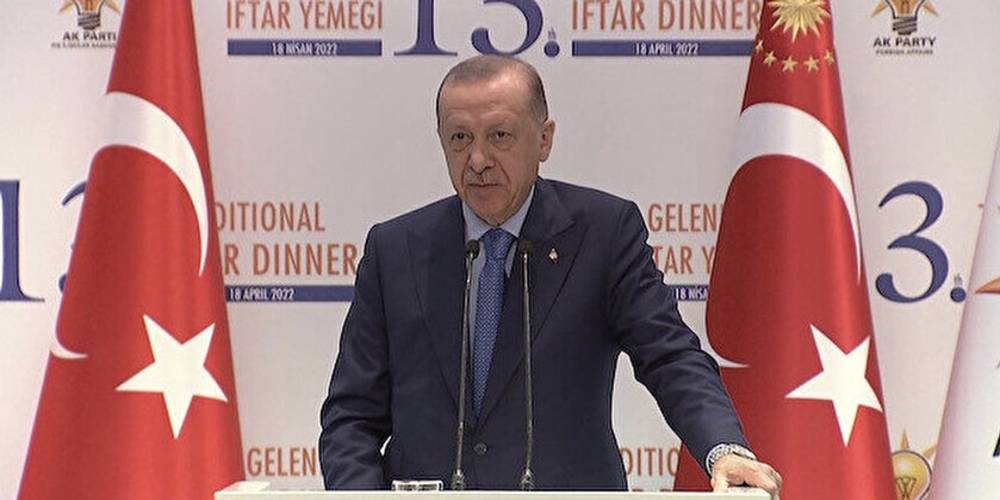 Cumhurbaşkanı Erdoğan: "Son iki yılda 160 ülke ve 12 uluslararası kuruluşa tıbbi malzeme desteğinde bulunduk. Bugüne kadar 19 ülkeye 6,3 milyon doz aşı hibesi yaptık."
