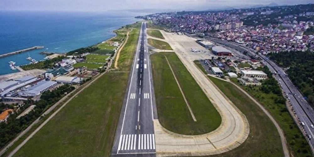 Trabzon Havalimanı, yapılacak deniz dolgusu çalışmasıyla büyütülecek. Deniz dolgusu üzerine inşa edilmiş Türkiye’deki 3’üncü havalimanı olacak