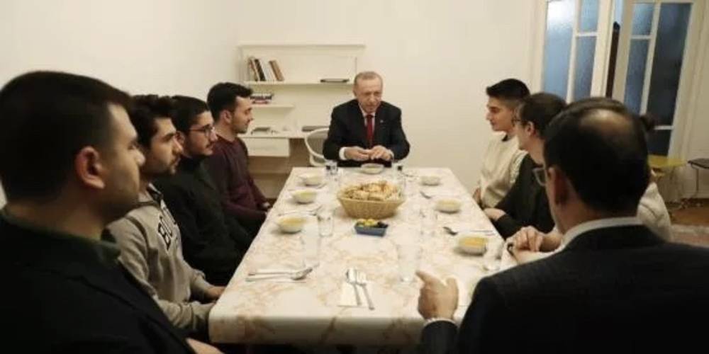 Cumhurbaşkanı Erdoğan, iftarda öğrenci evine misafir oldu
