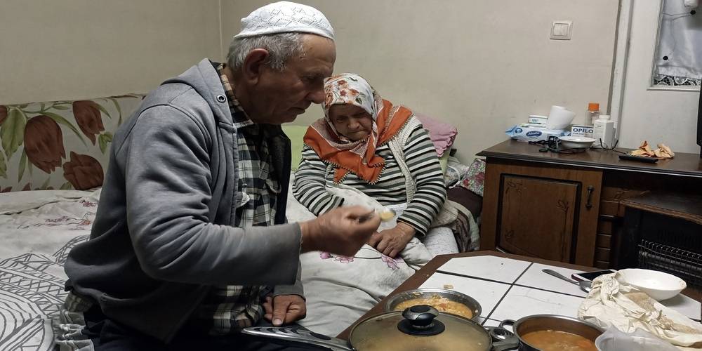 CHP Ereğli Belediyesi, yaşlı çifte verdiği yemeği geri aldı. Yaşlı adam ve eşi yemekleri alınınca oruçlarını şekerli su yaparak açtıklarını söyledi