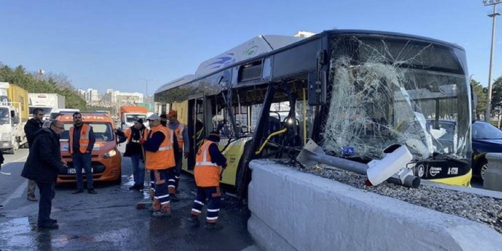 İETT otobüsü Avcılar gişelerinde beton bariyere çarptı
