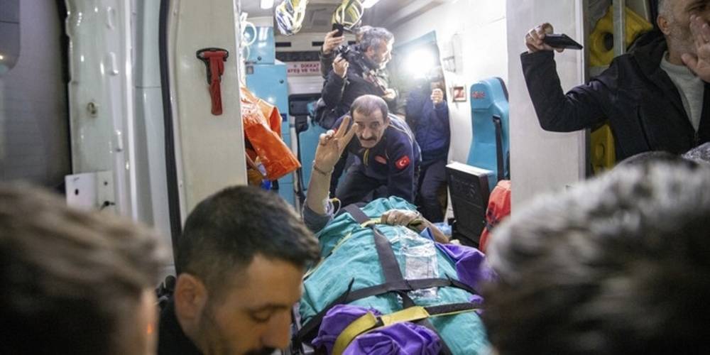 Erzurum'da trafik kazası geçiren HDP'li Meral Danış Beştaş'tan 'zafer' işareti