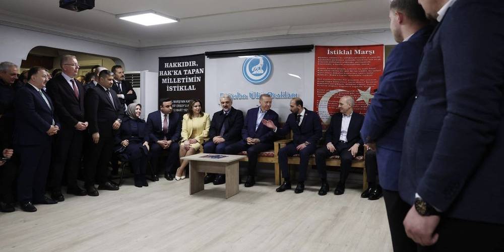 Cumhurbaşkanı Erdoğan Bağcılar Ülkü Ocakları'nı ziyaret etti