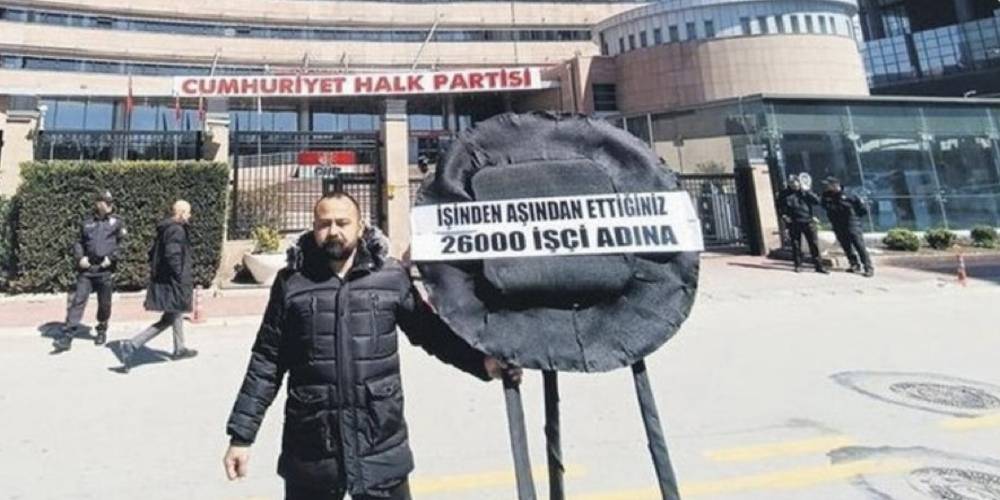 Haksız yere işten çıkarıldığını söyleyen mağdur işçi, CHP Genel Merkezi önüne siyah çelenk bıraktı