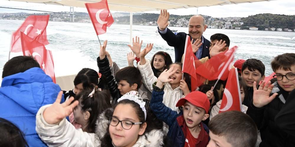 İçişleri Bakanı Soylu çocuklarla beraber Boğaz turu yaptı