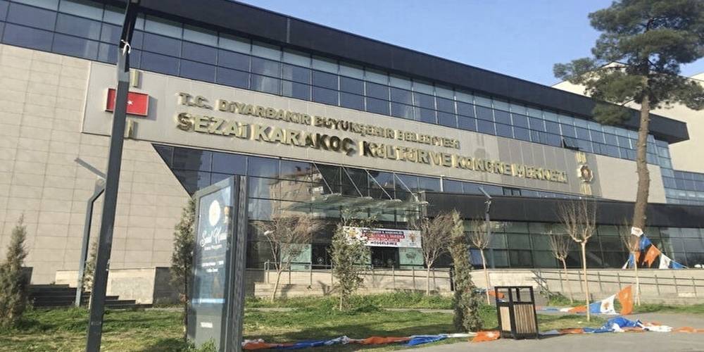 DEM Partili Diyarbakır Büyükşehir Belediyesi, Sezai Karakoç Kültür Merkezi'nin ismini 'ÇandAmed' olarak değiştirdi