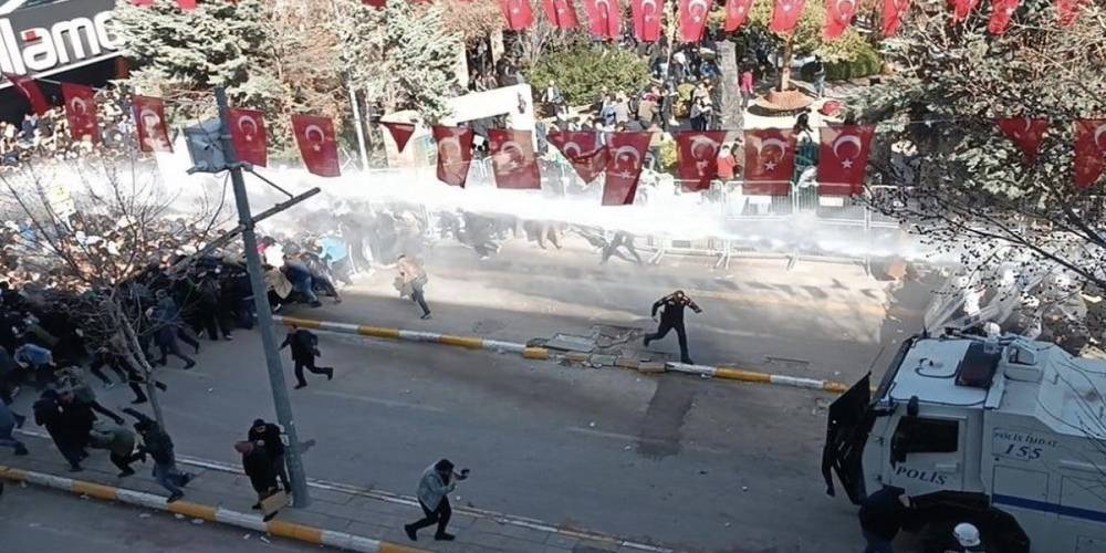 Van’da izinsiz gösteriler devam ediyor: Polise saldırıp çevreye zarar verdiler
