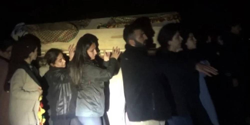 DEM Parti milletvekili Zeynep Oduncu, teröristin tabutunu taşıdı