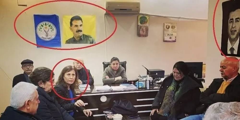 CHP'li başkan teröristbaşının fotoğrafının altında DEM'lenmiş