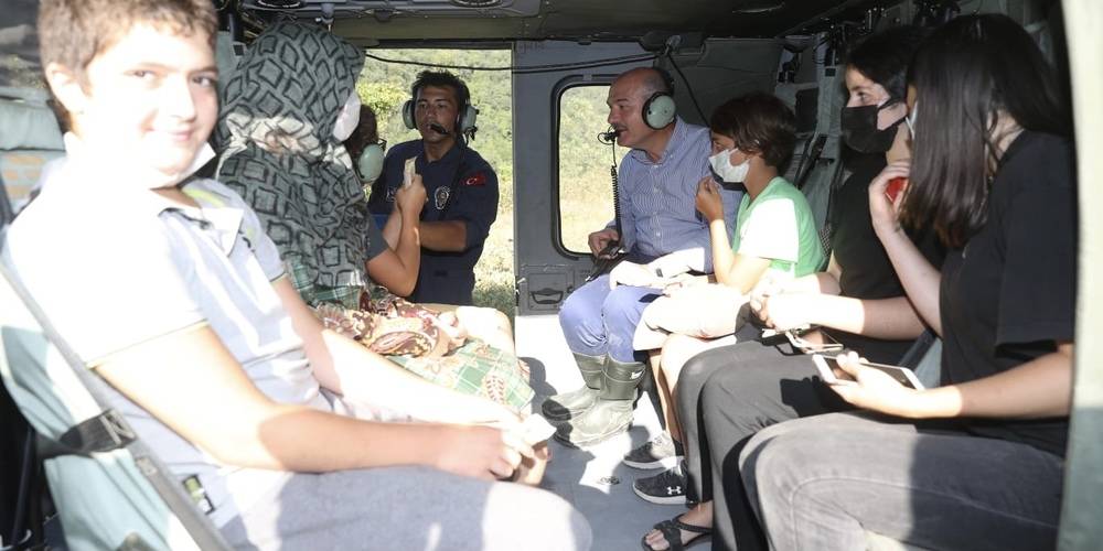 İçişleri Bakanı Süleyman Soylu, sel bölgesindeki çocukların helikoptere binme hayalini gerçekleştirdi