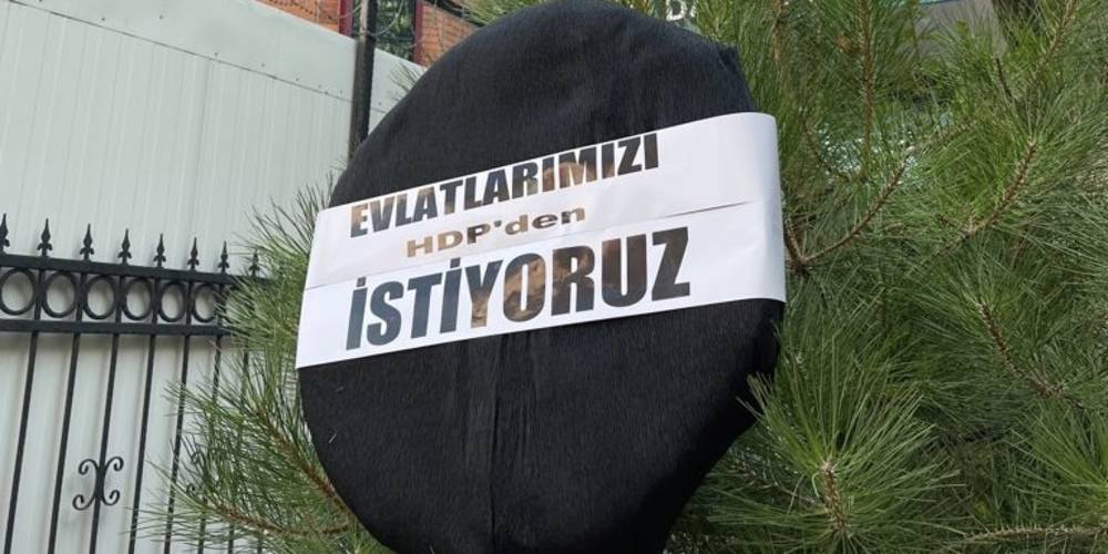 Diyarbakır ailelerinden Ankara'da HDP'ye siyah çelenk