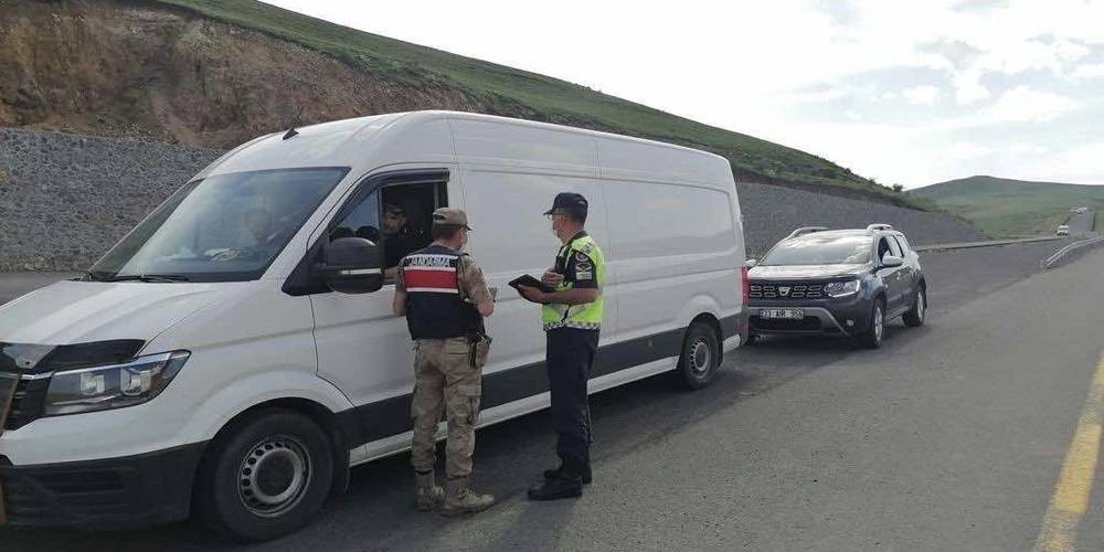 Ülke genelinde Türkiye Güven Huzur uygulaması yapıldı: 821 aranan şahıs yakalandı