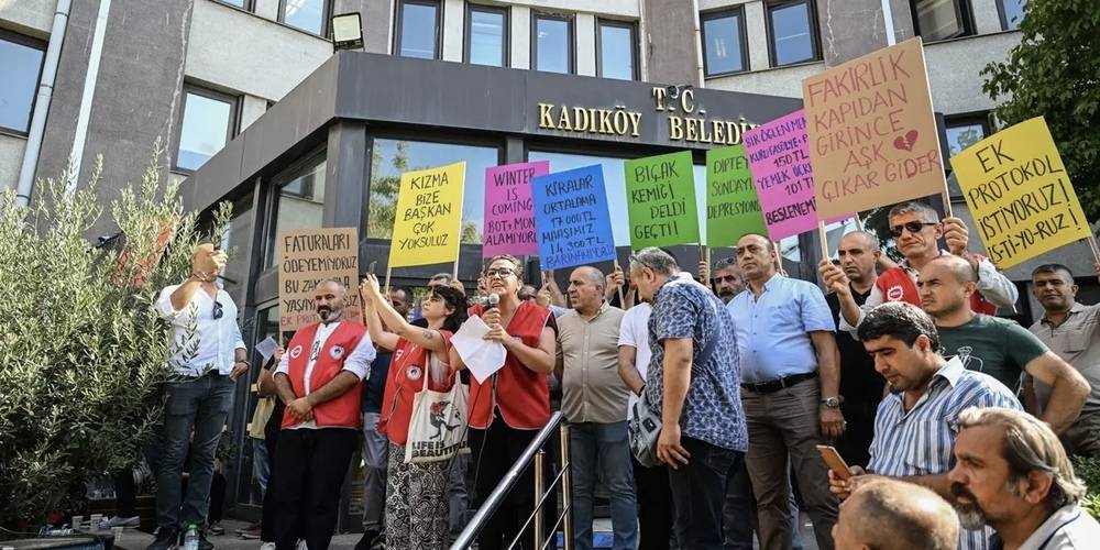 Kadıköy Belediyesi işçileri taleplerinin karşılanması için yarım günlük iş bırakma eylemi yaptı