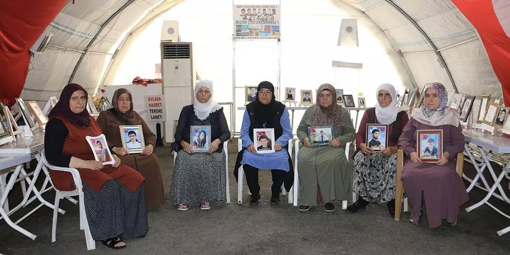 Evlat nöbeti kararlılıkla sürüyor: Diyarbakır annelerinden çocuklarına ''Teslim ol'' çağrısı