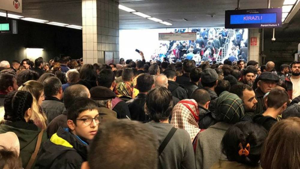 İBB yönetimindeki Yenikapı-Aksaray metro istasyonları arasında seferler durdu, Yoğunluk sebebiyle izdiham yaşandı