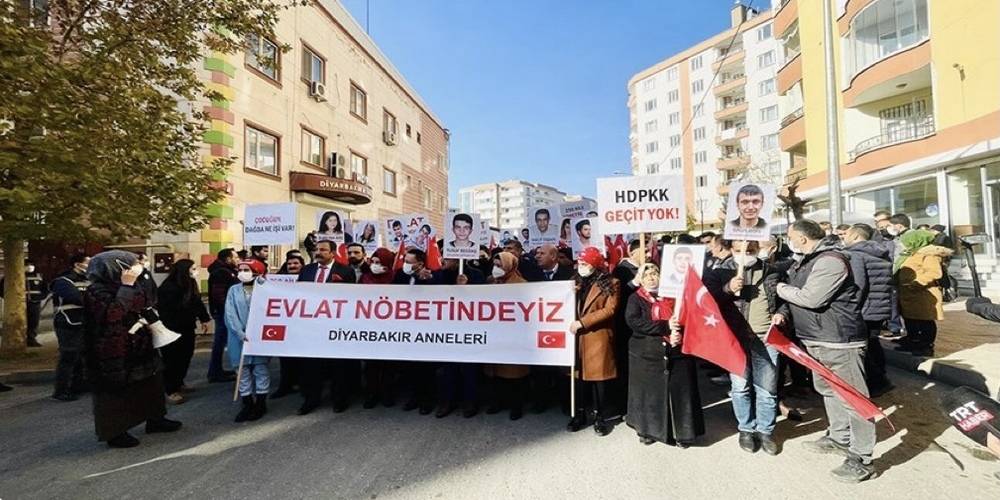Diyarbakır anneleri, 250'nci ailenin katılımıyla düzenledikleri yürüyüş ile terör örgütü PKK'ya tepki gösterdi