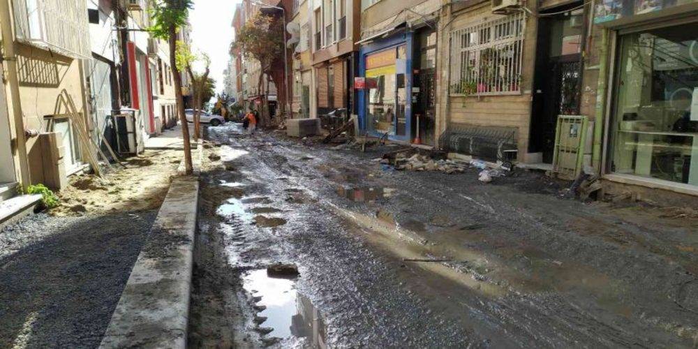 Çukurların ilçesi Bakırköy’de CHP’nin vatandaşa yeni sürprizi! Minik çamur deryaları!