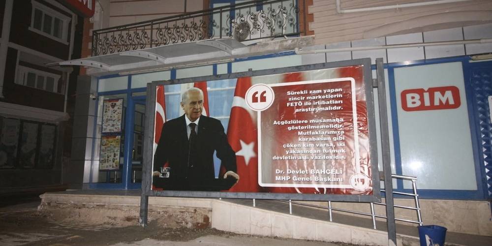 Tefenni Belediye Başkanı Ümit Alagöz, BİM marketin önüne Devlet Bahçeli’nin sözlerini astı