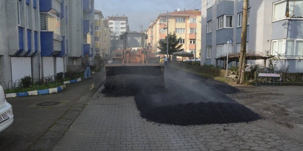 CHP’li belediyenin parke üzerine sıcak asfalt dökülmesi tepki çekti