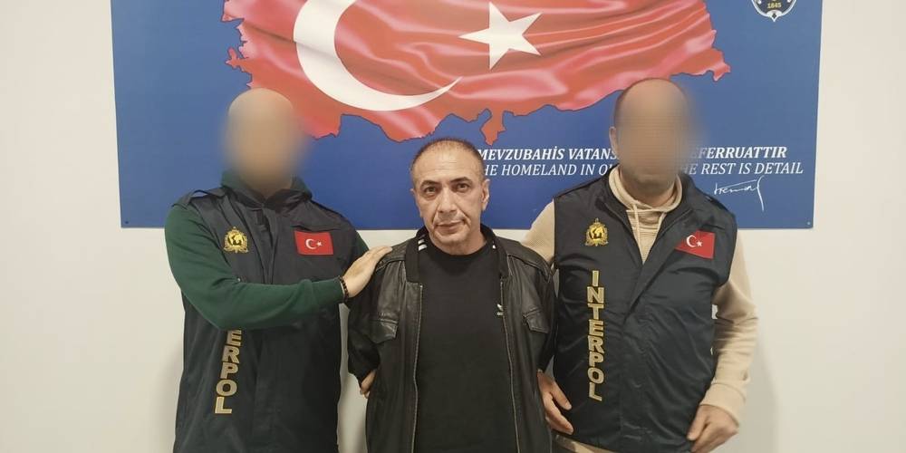 Kırmızı bülten ile aranan Serkan Akbaba yakalanarak Türkiye'ye getirildi