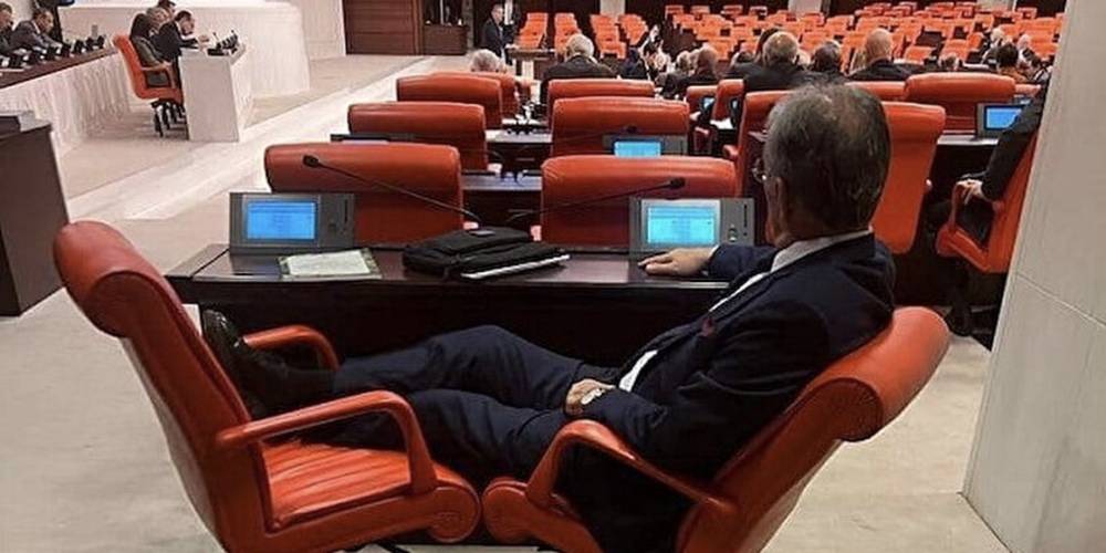 İYİ Parti'li Ahat Andican bütçe görüşmelerinde sandalyeye ayaklarını uzatıp keyif yaptı