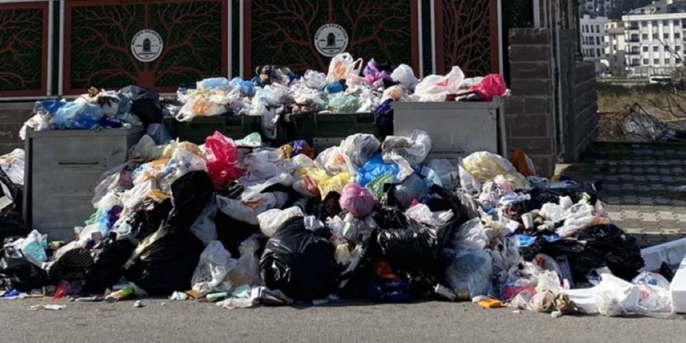 Maltepe’de belediyeyi kurtarma operasyonu: CHP'li kadınlar Maltepe'de çöp topluyor