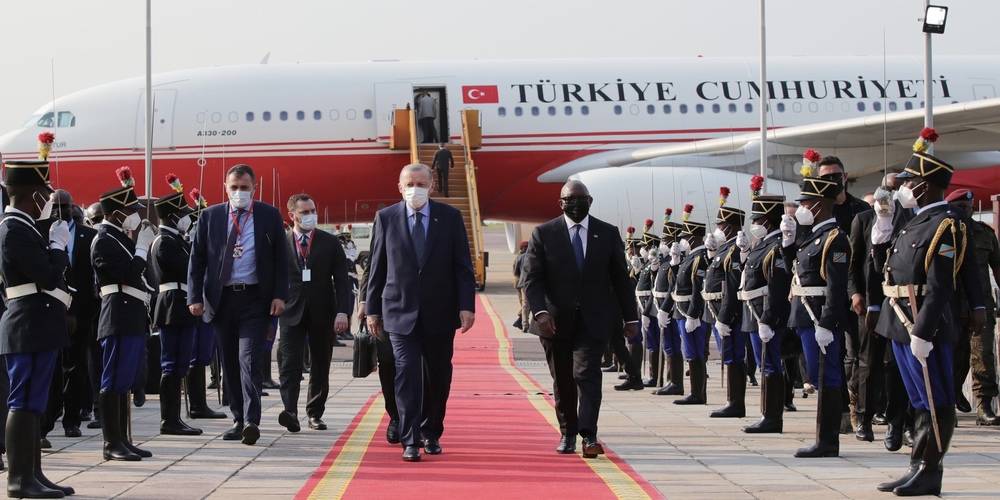 Cumhurbaşkanı Erdoğan, Kongo'ya indi: Resmi törenle karşılandı!