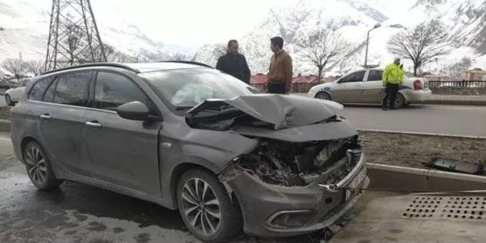 HDP'li vekilin otomobili, minibüse çarptı: 2 yaralı