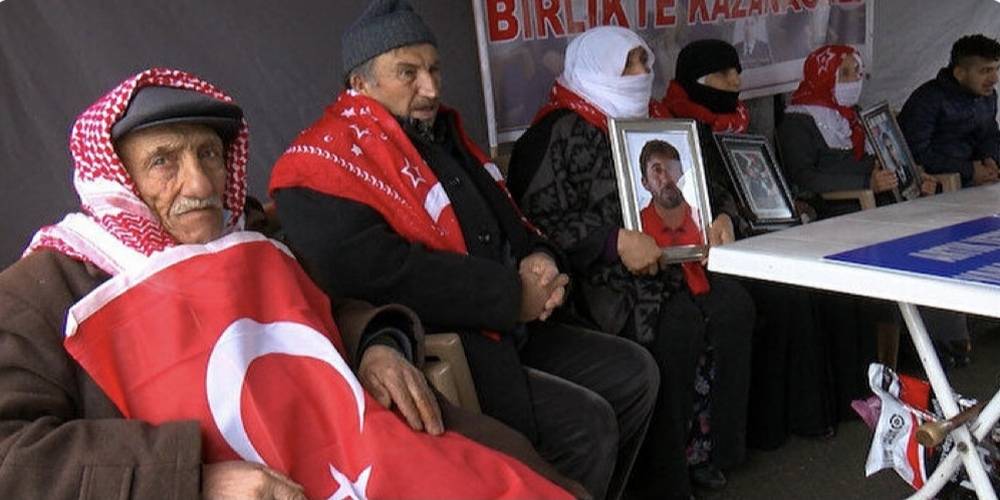 Muş'ta evlat nöbeti tutan, çocukları terör örgütü PKK tarafından kaçırılan ailelerin sayısı 27'ye yükseldi