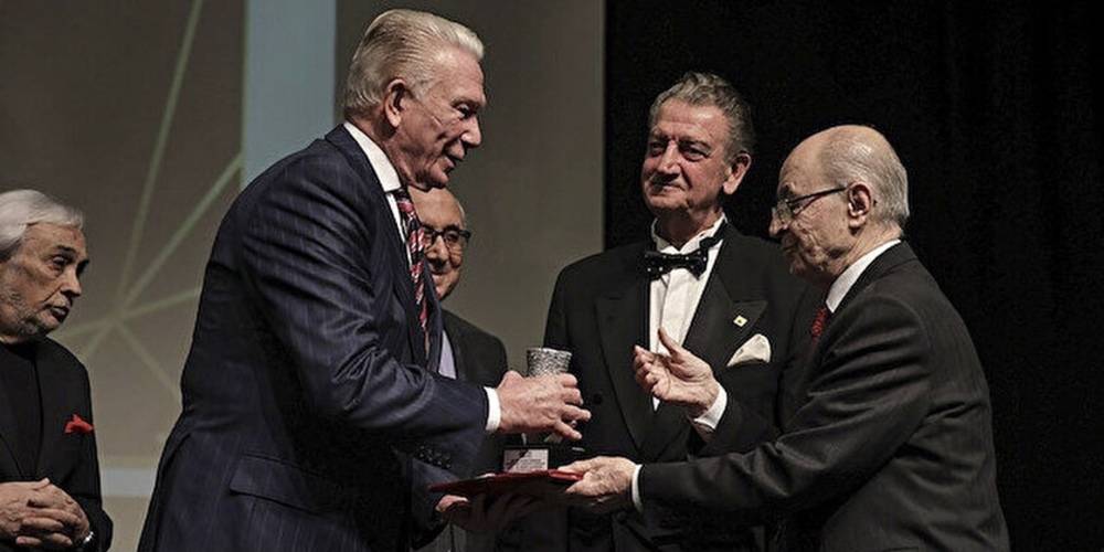 Uğur Dündar'a yılın Atatürkçüsü ödülü verildi: Cumhurbaşkanı Erdoğan'a hakaret eden Sedef Kabaş'a ithaf etti