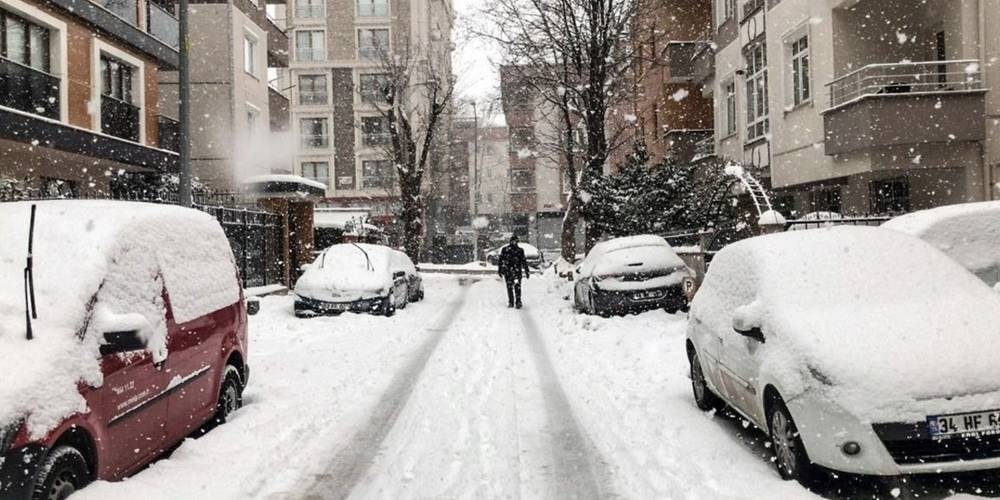 Beklenen kar yağışı başladı! İstanbul Valisi'nden flaş uyarı: 17.00'den itibaren trafiğe çıkmayın!