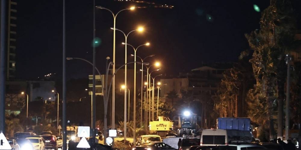 Deprem bölgelerinde sokak lambalarına elektrik verilmeye başlandı