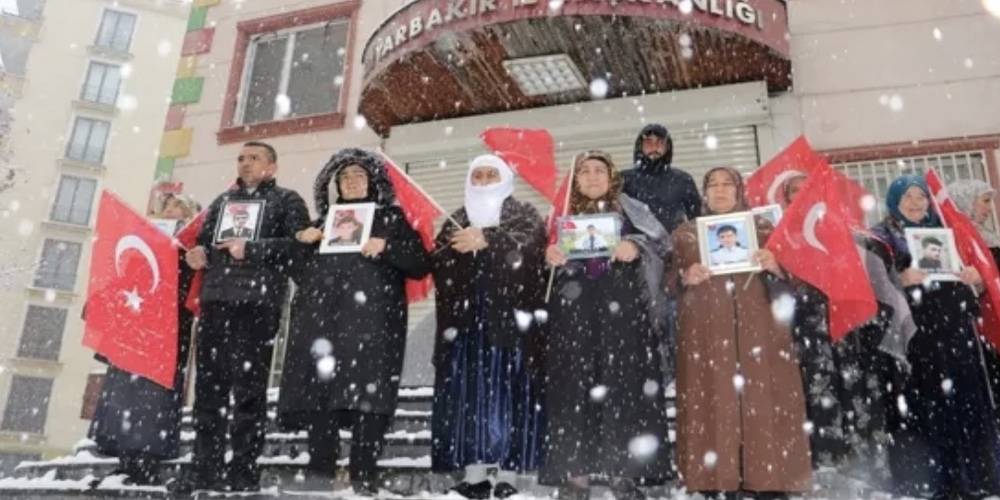 Diyarbakır annelerinin evlat nöbeti kar ve soğuk havaya rağmen devam ediyor