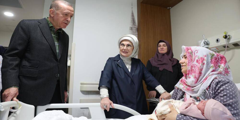 Cumhurbaşkanı Erdoğan, yaralı depremzedeleri ziyaret etti