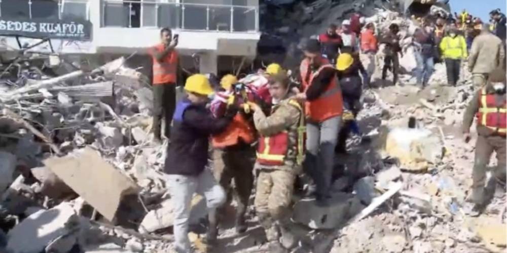 Hatay'da depremin 296. saatinde üç kişi enkazdan sağ çıkarıldı