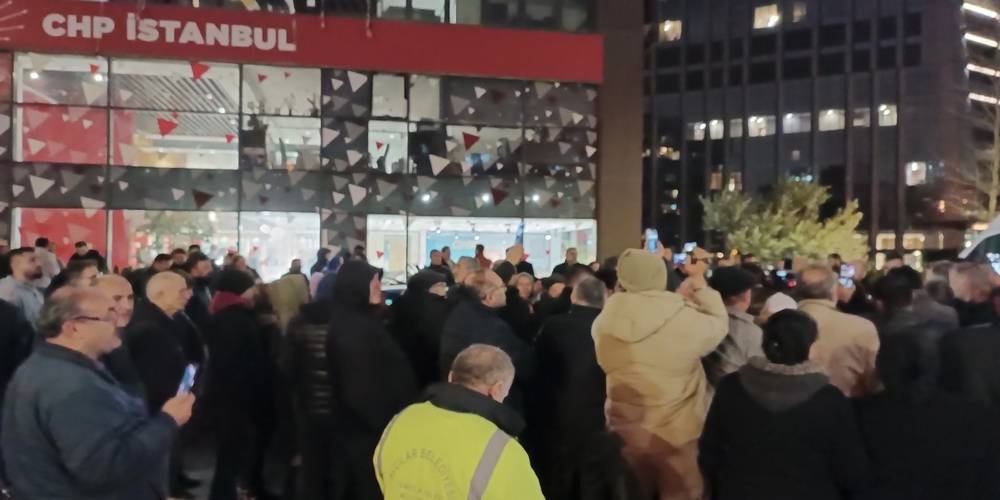 Adaylardan rahatsız olan CHP'lilerden İstanbul il binası önünde protesto