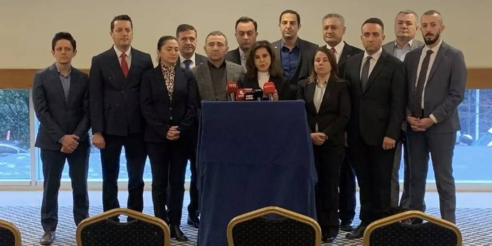İYİ Parti yönetiminden 16 kişi “Kral Çıplak, Meral Akşener timsah gözyaşı döküyor” diyerek istifa etti