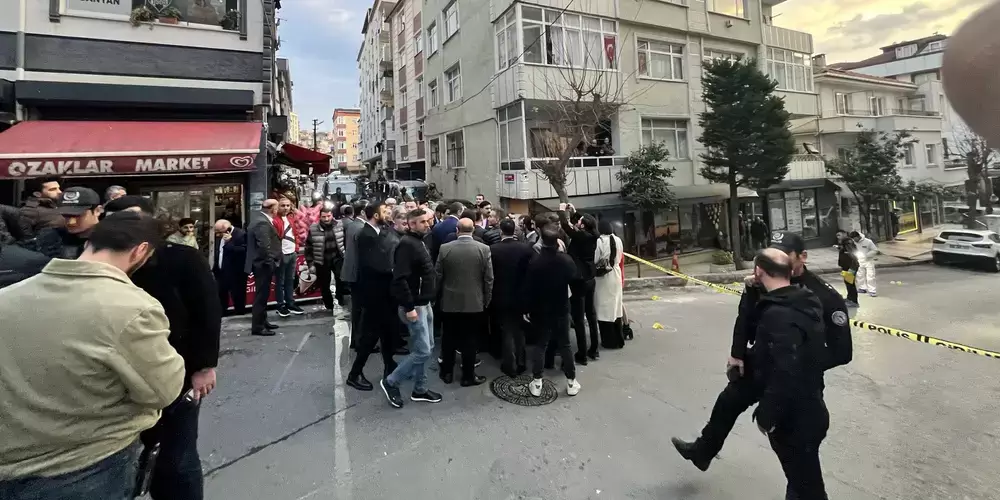 AK Parti'nin Küçükçekmece Belediye Başkan adayı Aziz Yeniay'a silahlı saldırı!