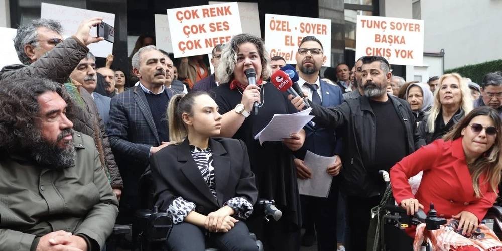 İzmir'de Tunç Soyer destekçilerinden protesto: 'Tunç varsa biz varız, yoksa yokuz'