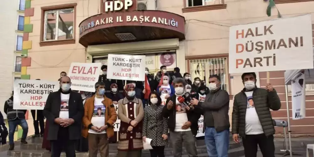 Diyarbakır annelerinin evlat nöbeti bin 629 gündür HDP il binasının önünde sürüyor