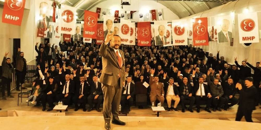 Partilerinden istifa eden 170 kişi MHP'ye katıldı