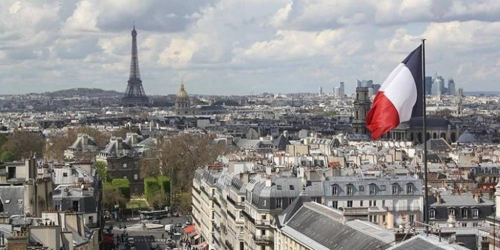Fransa'da Macron'un partisinin 18 yaşın altındaki kızlara başörtü takmayı yasaklama girişimi mecliste reddedildi