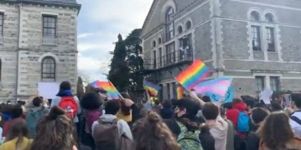 Boğaziçi Üniversitesi'nde LGBT bayraklı protesto!