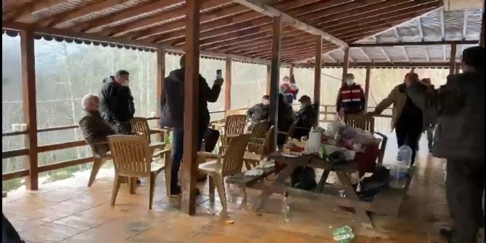CHP yasak masak dinlemiyor... Fındıklı Belediye Başkanı Ercüment Şahin Çervatoğlu ve CHP'li meclis üyeleri, sokağa çıkma kısıtlamasında alkollü piknik düzenledi