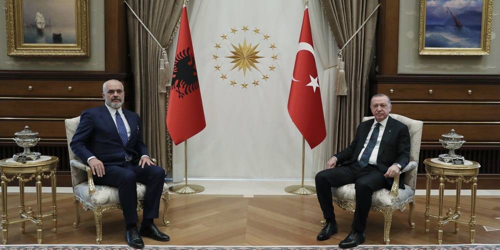 Cumhurbaşkanı Erdoğan: "Arnavutluk'ta altyapı ve turizm alanlarında yatırımları artırmayı planlıyoruz. Ekonomik iş birliğimizi yeni boyuta taşımayı öngörüyoruz."