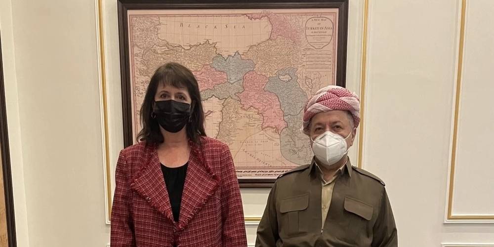 Mesud Barzani Türkiye’nin bölündüğü harita önünde ABD’li komisyon başkanı Maenza ile poz verdi…