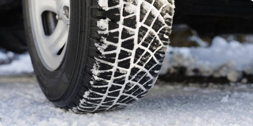 EGM, ülke genelinde etkili olan kar yağışı nedeniyle kara yollarında yaşanan olumsuzluklara karşı, sürücülere ‘kış lastiği’ uyarısı yaptı